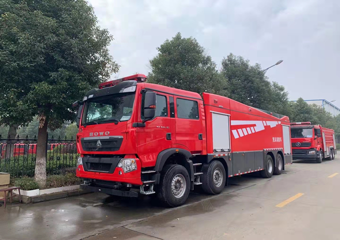 國六  18噸豪沃8x4泡沫消防車